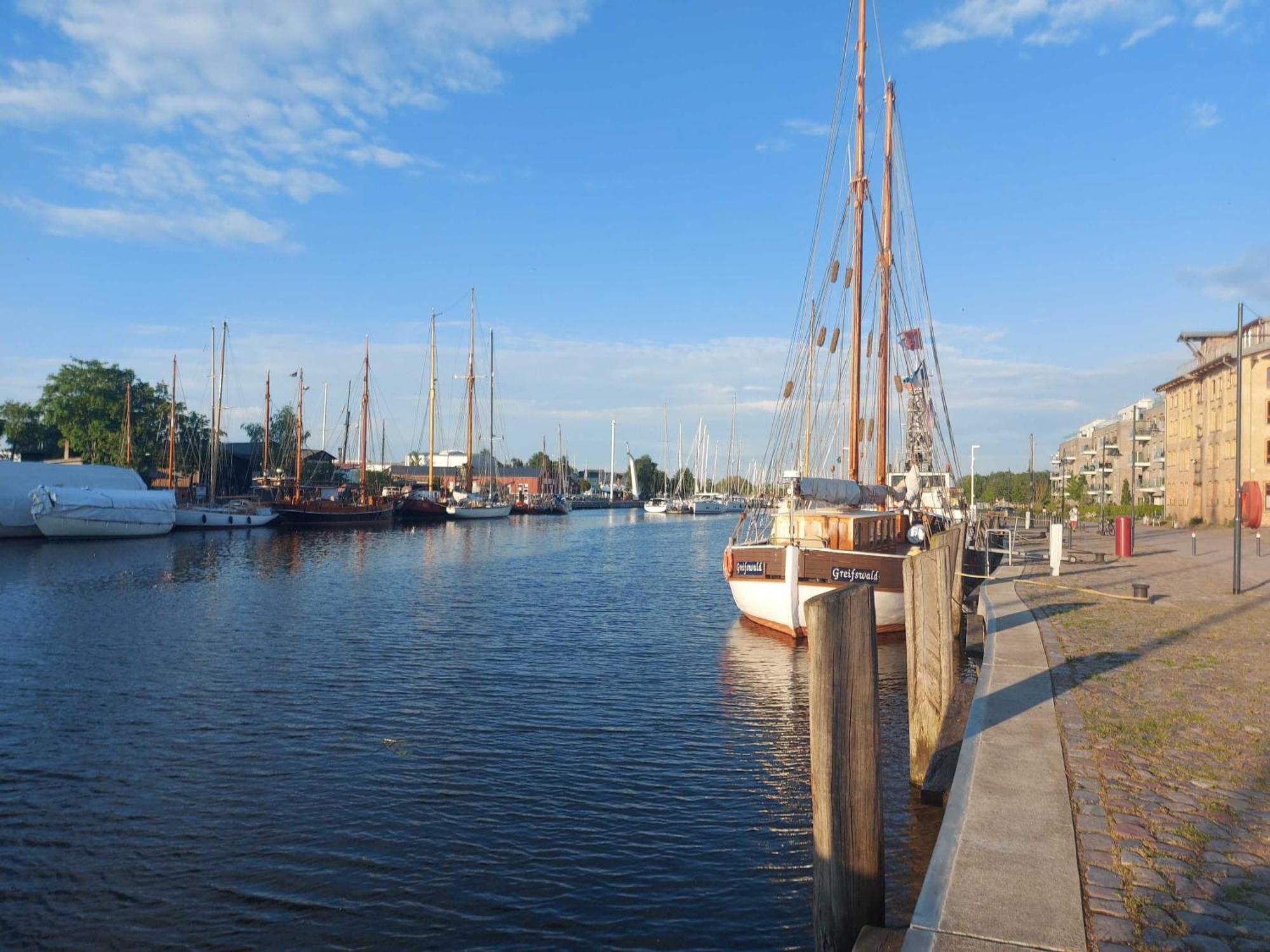 Hochwertige Ferienwohnung Direkt Am Wasser Mit Balkon Greifswald Exterior foto