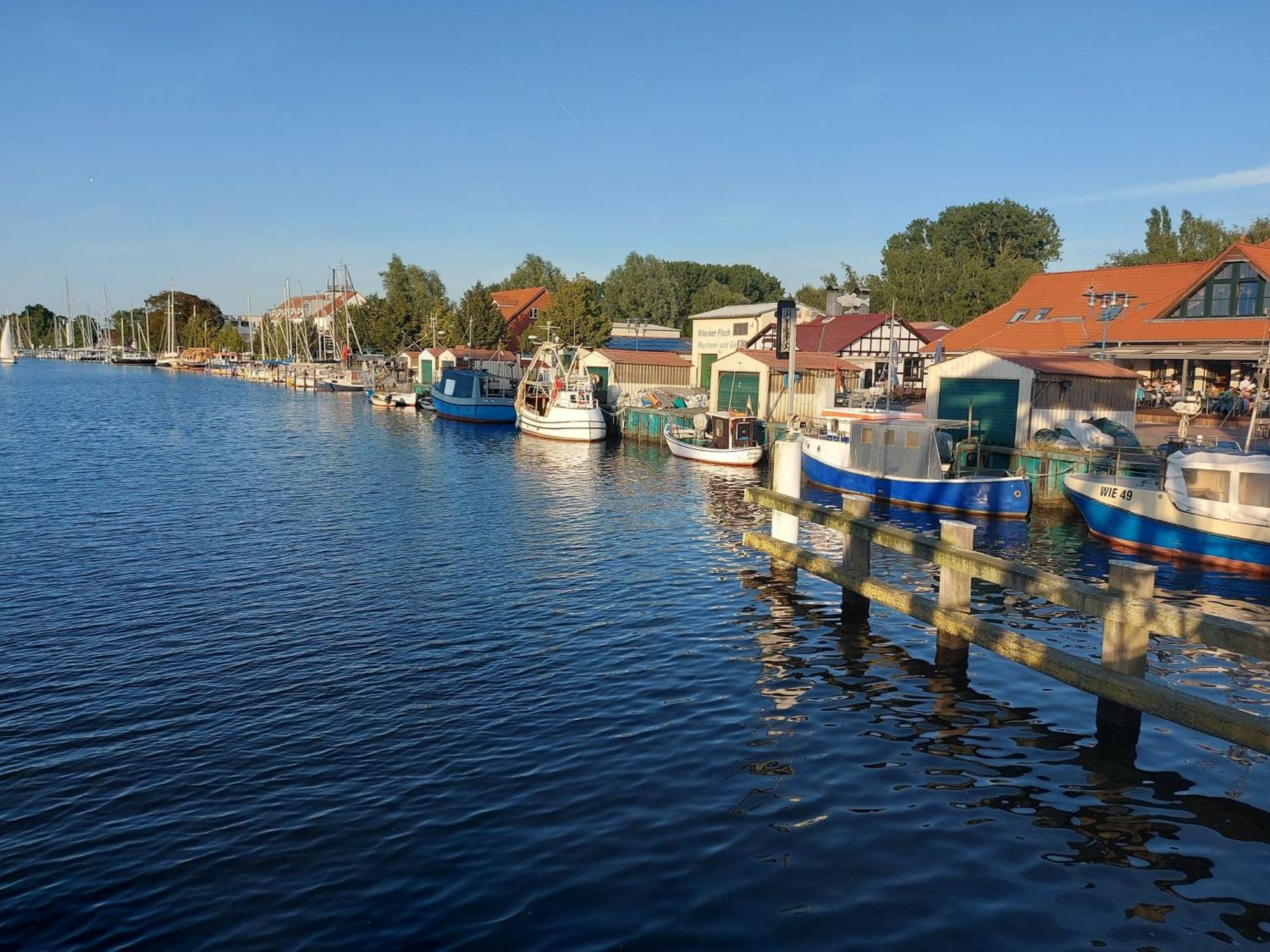 Hochwertige Ferienwohnung Direkt Am Wasser Mit Balkon Greifswald Exterior foto